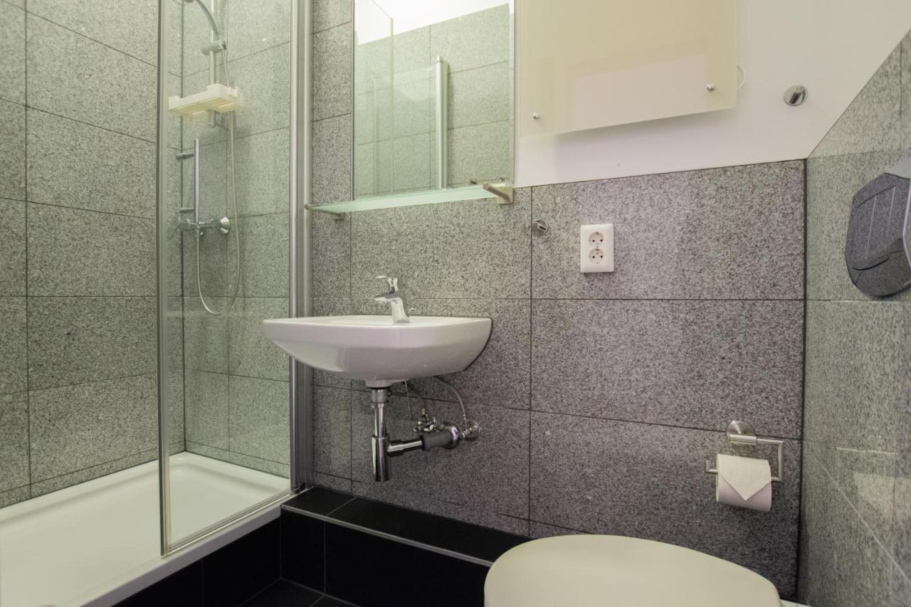 Raj Living - 1 Or 3 Room Apartments - 20 Min Messe Dus And Old Town Dus Düsseldorf Exteriör bild