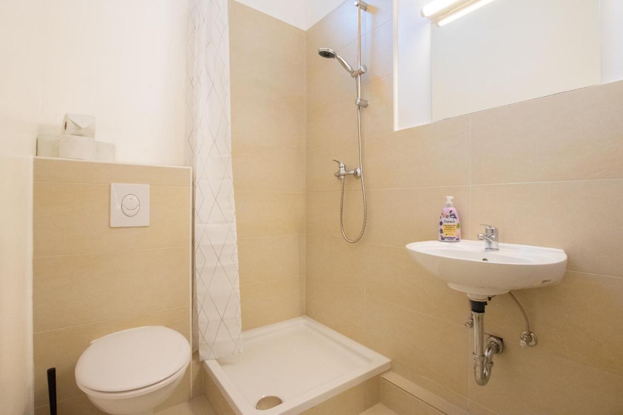 Raj Living - 1 Or 3 Room Apartments - 20 Min Messe Dus And Old Town Dus Düsseldorf Exteriör bild